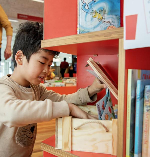 schattenjacht in een bibliotheek